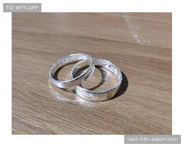 [选手名]展示冠军戒指：每一个刻痕都代表了一次彻夜不眠的训练日夜💍